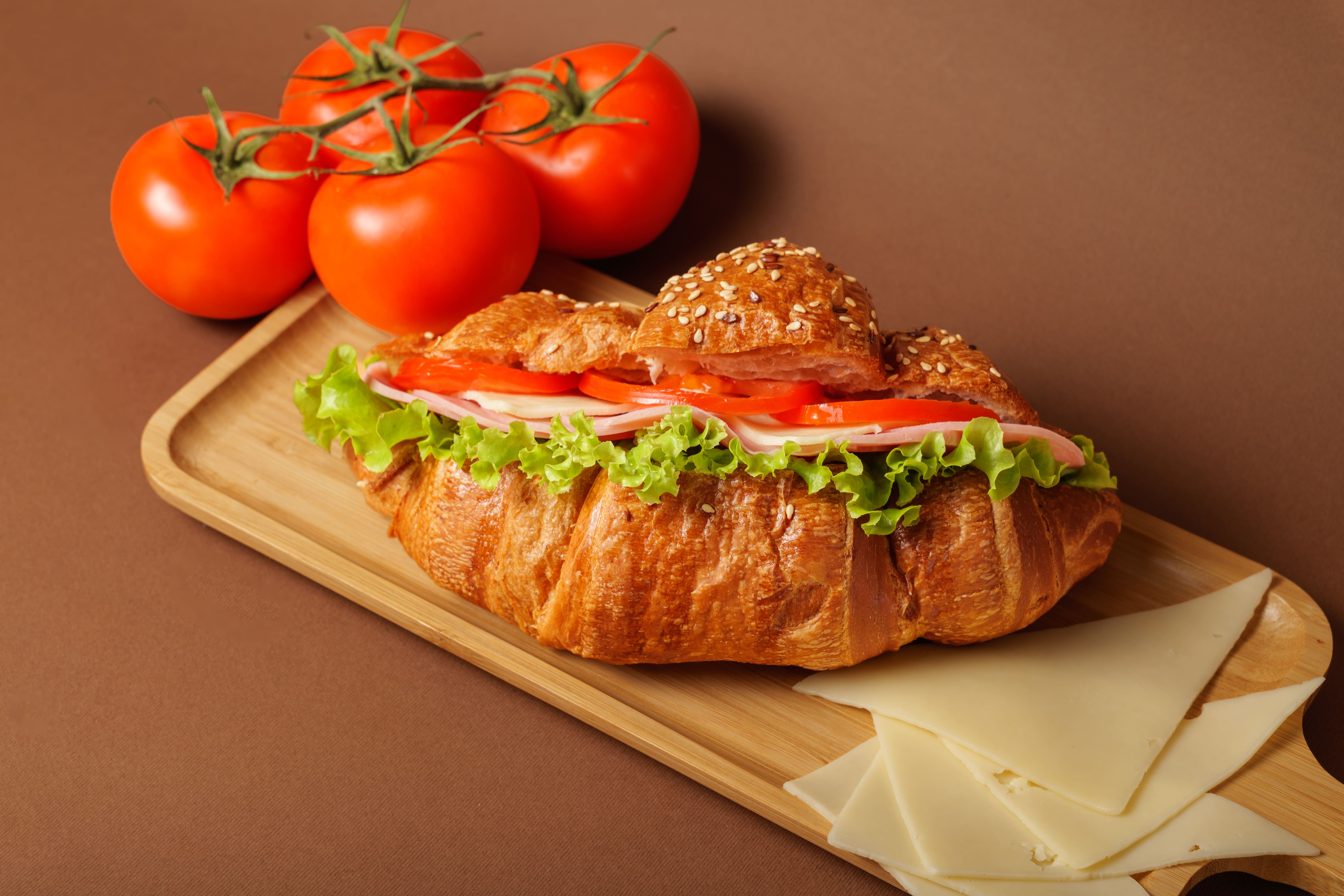 Croissant cu șuncă